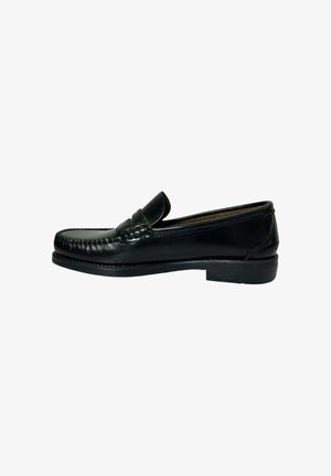 Mocasín de cuero negro para hombre con puntera de mocasín cosida, correa tipo penny y tacón bajo apilado, mostrado en perfil derecho sobre fondo blanco.