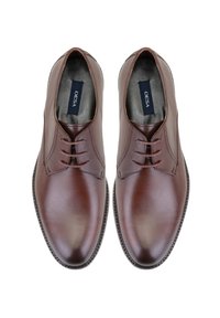 Chaussures habillées en cuir marron avec une finition lisse, présentant une pointe effilée, un lacet à quatre œillets et une semelle en caoutchouc cousue.