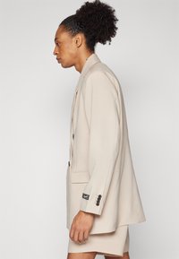 Jack & Jones JORDAYTON OVERSIZED SHORTS SUIT - Costume - feather gray