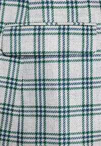 Teksturowana tkanina z zielono-niebieskim wzorem w kratkę na jasnoszarym tle, z wyraźnymi poziomymi i pionowymi liniami.