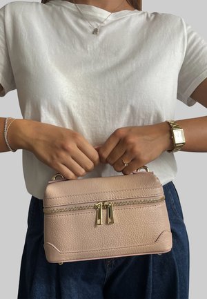 Roze leren handtas met een gestructureerde afwerking, gouden hardware en een dubbele ritsafsluiting. Compacte rechthoekige vorm met bovenhandvatten.