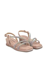 Sandalias de cuña de ante rosa con múltiples tiras entrecruzadas que presentan acentos de brillantina. Punta ligeramente afilada y correa ajustable en el tobillo.