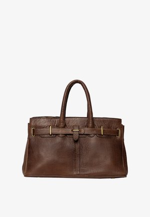 Bolso de mano de cuero marrón con forma estructurada, dos asas y detalles de metal dorado. Presenta un diseño con bordes en forma de concha y un detalle de correa central.