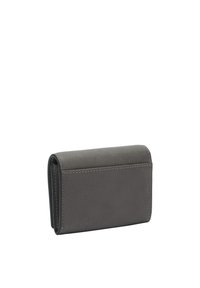 Portafoglio in pelle grigia con texture liscia, forma rettangolare e cuciture a contrasto. Caratterizzato da una chiusura a patta. Design compatto e minimalista.