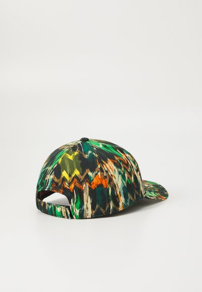 Casquette de baseball avec un motif zigzag vibrant en vert, orange, jaune et noir ; sangle ajustable à l'arrière. Matériau en coton.