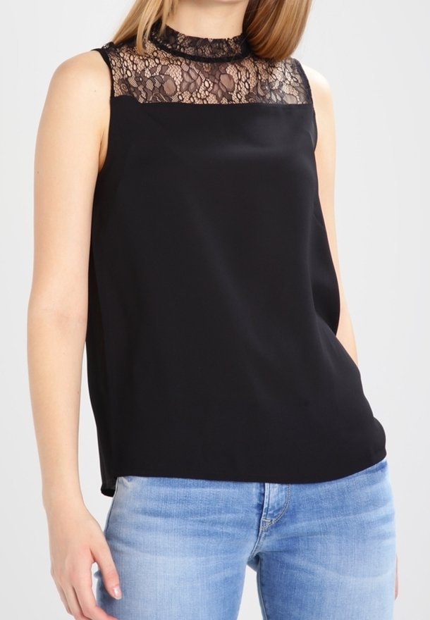 Haut noir sans manches avec un empiècement en dentelle et un corps en satin lisse. L'encolure est ronde, complétée par une coupe décontractée.