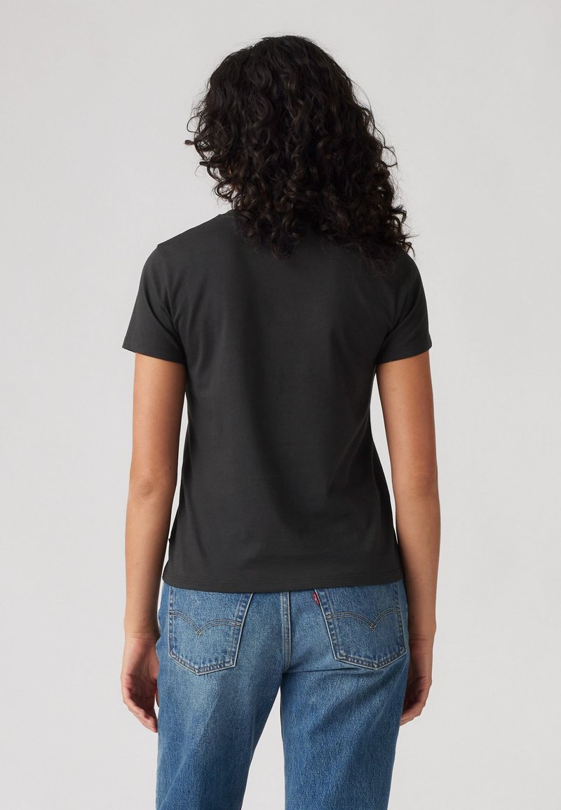 Camiseta de manga corta negra hecha de algodón suave, con un diseño simple, corte recto y sin patrones o adornos visibles.