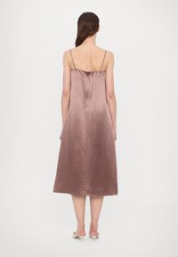 Satin midi-kjole i støvete rosa, med tynne justerbare stropper, en løs passform og en glatt tekstur med en subtil glans.