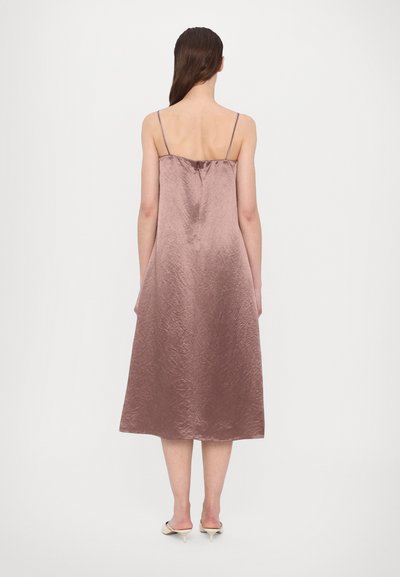 Σατέν μίντι φόρεμα σε ροζ χρώμα με παστέλ απόχρωση, με λεπτές ρυθμιζόμενες τιράντες, άνετη γραμμή και λεία υφή με μια διακριτική γυαλάδα.
