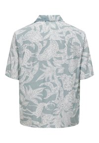 Camisa de manga corta en azul claro con un patrón intrincado de flores y animales en blanco. Presenta un cuello clásico y un ajuste relajado.