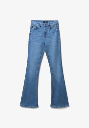 Jeans flare in denim blu con vita media, design a cinque tasche e cuciture a contrasto. Texture morbida con una finitura leggermente sbiadita.