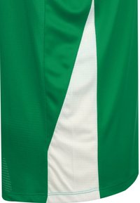 Grüne sportliche Shorts mit einem seitlichen weißen Panel, aus atmungsaktivem Material mit einem strukturierten Muster. Mit gesäumten Kanten und verstärkten Nähten.