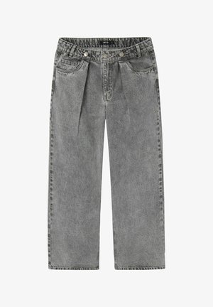 Pantalon en denim gris à coupe décontractée, avec un devant plissé, deux poches avant, et une fermeture à bouton et fermeture éclair.
