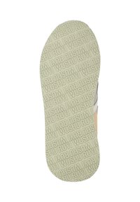 Suola della scarpa con una superficie beige texturizzata che presenta ripetutamente il testo "WUSHU RUN" in un motivo a ripetizione, punta arrotondata e bordi leggermente rialzati.