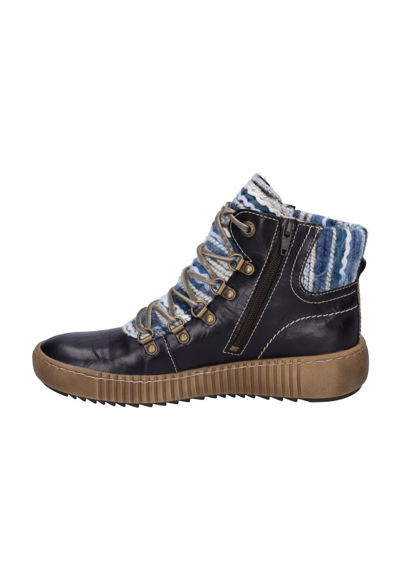 Stivale alla caviglia in pelle nera con dettagli in maglia blu e bianca, dotato di zip laterale, punta tonda e suola in gomma texturizzata.