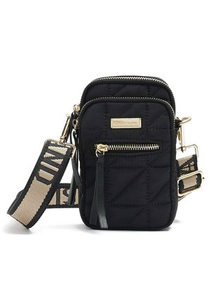 Bolso bandolera negro acolchado con dos compartimentos con cremallera, herrajes dorados y una correa ajustable ancha en beige y negro.