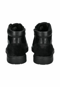 Zwarte leren en suède enkelboots met een textuurafwerking, ronde neus en ritssluiting aan de zijkant. Rubber zolen zorgen voor grip.
