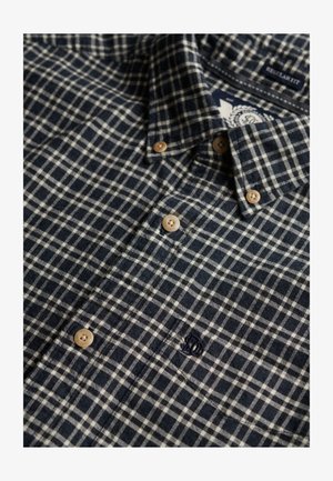 Koszula w niebiesko-białą kratę z bawełny, z zapięciem na guziki, drewnianymi guzikami oraz haftowanym logo na klatce piersiowej. Regularny krój.