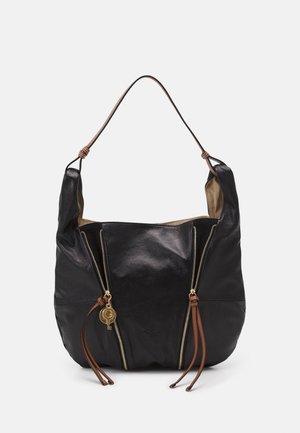 Czarna skórzana torebka na ramię z pojedynczym paskiem, dwoma pionowymi złotymi suwakami z brązowymi skórzanymi frędzlami oraz małym złotym zawieszką w kształcie klucza na jednym suwaku.