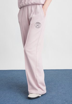 Vaaleanpunaiset collegehousut, joissa on joustava vyötärö, sivutaskut ja pyöreä "Paris"-logo vasemmassa reidessä. Liukas pinta, väljä istuvuus.