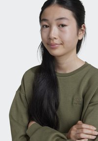 adidas Originals BOYFRIEND CREW JUNIOR - Mikina - olive strata