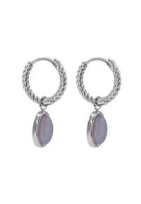 Boucles d'oreilles en argent en forme de créoles avec un design torsadé, présentant un gemme ovale violette translucide suspendue à chaque créole.