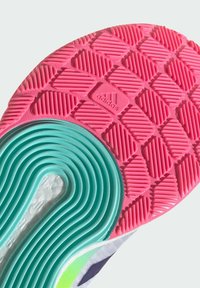 Adidas-Schuhsohle mit einem leuchtend pinkfarbenen Gummimuster, einem gewellten grünen Zwischensohlen-Design, detailliertem Profilmuster und eingeprägtem Logo.
