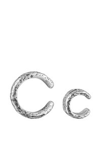 Silverfärgade metallörhängen har texturerade ytor med en vågig design, i två storlekar: en större öppen halvmåneform och en mindre liknande stil.