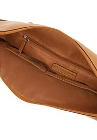 Innenansicht einer braunen Lederhandtasche mit glatter Oberfläche, ausgestattet mit einem Reißverschlussfach und einem markierten Lederanhänger. Reißverschluss am oberen Rand.