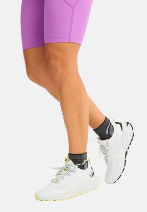 Jack Wolfskin PS TRAIL KNIT LOW W - Klimschoenen - stark white