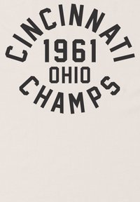 Nápis "Cincinnati Champs" zakřivený nad a pod "1961 Ohio" ve značkových písmenech na jednobarevném světlém pozadí.