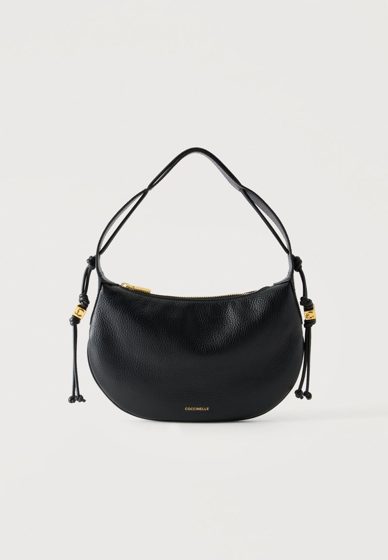 Sac à épaule en cuir noir avec fermeture éclair dorée, bandoulière ajustable avec extrémités nouées et petit logo doré "Coccinelle" sur le devant.