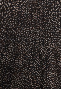 Tissu noir arborant un motif abstrait éparpillé dans des tons blancs, marron et beige. Le matériau semble léger avec une texture douce.