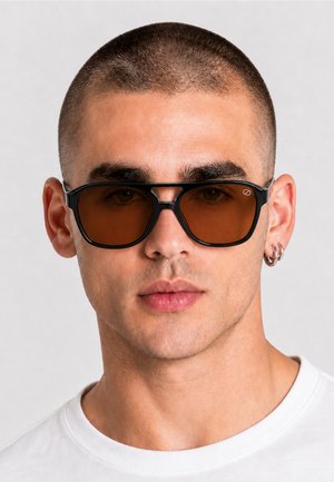 Gianni Kavanagh, GIANNI KAVANAGH SUNGLASSES | MEN BROWN SONUS SUNGLASSES - Lunettes de soleil - brown