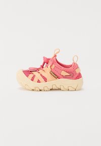 Baskets pour enfants en mesh rose et jaune avec une semelle en caoutchouc texturé, un système de réglage par molette et une languette à l'arrière pour un enfilage facile.