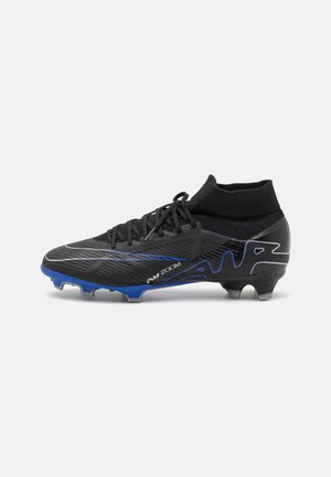 Schwarzy und blauer Nike-Fußballschuh mit Knöchel-Manschette, Schnürsenkeln, genoppter Sohle und "AIR ZOOM"-Branding an der Seite.