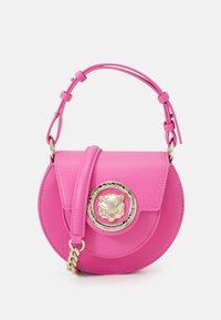 Borsa rotonda in pelle rosa con motivo tondo a forma di tigre argentata, tracolla regolabile e dettaglio catena dorata. Texture liscia e design strutturato.