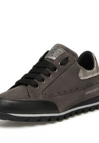 Sneaker in pelle grigia con accenti neri, tacco metallicoto textured, lacci in tessuto, punta arrotondata e dettaglio del logo sul lato. Suola in gomma.