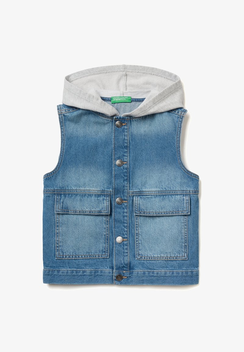 Jeansväst i ljusblå tvätt med grå huvtröja, två framfickor, metallknappslutningar och rak nederkant.