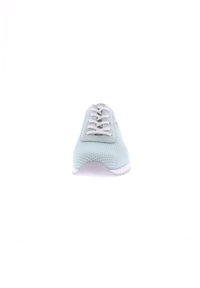 Helleblaues Netzsneaker mit weißen Schnürsenkeln und einer weichen weißen Sohle. Das Obermaterial weist eine atmungsaktive Textur und ein abgerundetes Zehendesign auf.