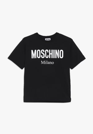 Czarna koszulka z krótkim rękawem z białym napisem „MOSCHINO” i mniejszym napisem „Milano” na środku z przodu.