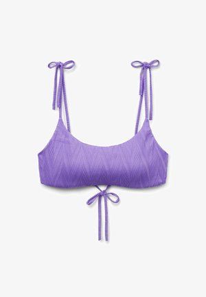 Top de bikini morado con un patrón de olas texturizado, con tirantes finos en cada hombro y un lazo central en la base. Acabado de tela lisa.