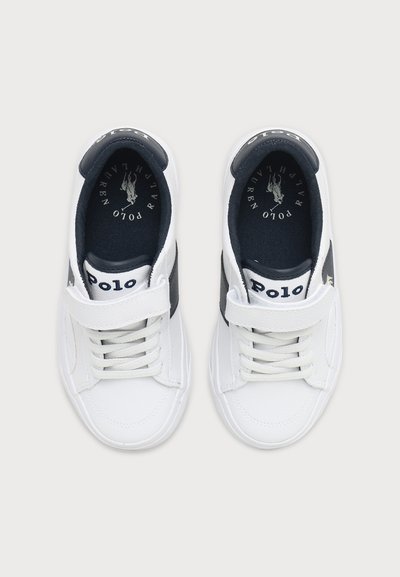 Ζεύγος λευκών αθλητικών παπουτσιών Polo Ralph Lauren με ναυτικά στοιχεία, κορδόνια και ένα λουράκι με βέλκρο, εμφανιζόμενα από επάνω πάνω σε ανοιχτό φόντο.