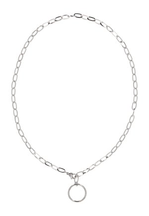 Ezüst színű fém lánc nyaklánc ovális láncszemekkel és egy kör alakú karikával díszített medállal, amely a kapocson lóg, fehér háttéren.