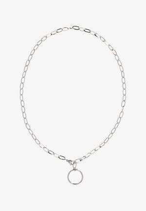 Collana in metallo argentato con maglie ovali e un ciondolo ad anello rotondo appeso alla chiusura su sfondo bianco.