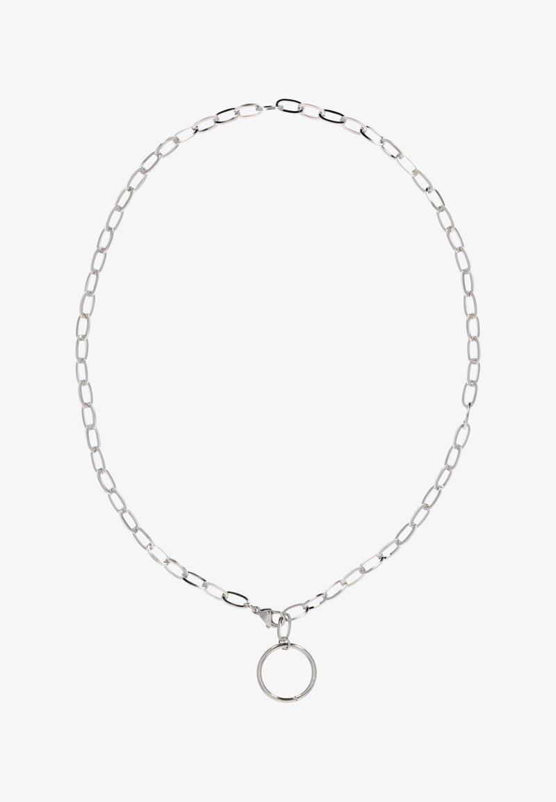 Zilverkleurige metalen ketting met ovale schakels en een ronde ringhanger die aan de sluiting hangt, op een witte achtergrond.