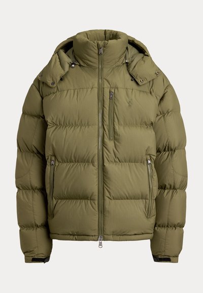 Veste d'hiver matelassée vert olive avec col montant, capuche amovible et trois poches zippées à l'avant.