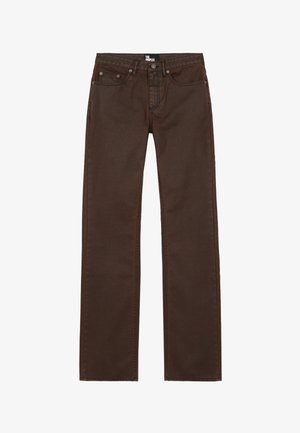 Vaqueros de denim marrón con un diseño de pierna recta, costuras visibles y bolsillos delanteros. La tela tiene una textura suave y un brillo sutil.