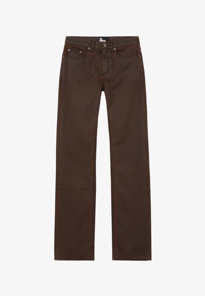 Jean en denim marron avec une coupe droite, coutures visibles et poches avant. Le tissu présente une texture lisse et un subtil éclat.