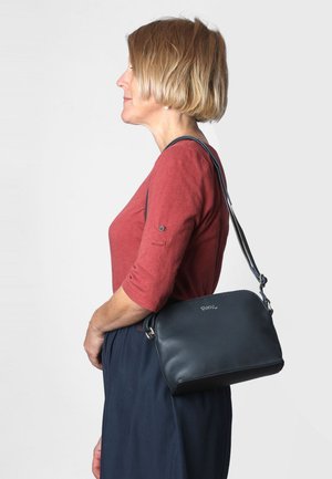 Borsa in pelle blu scuro con una texture liscia, forma rettangolare e una tracolla regolabile, esposta su uno sfondo neutro.